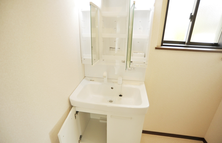 奥のものまで取り出しやすいフルスライド(引き出し)タイプが一般的