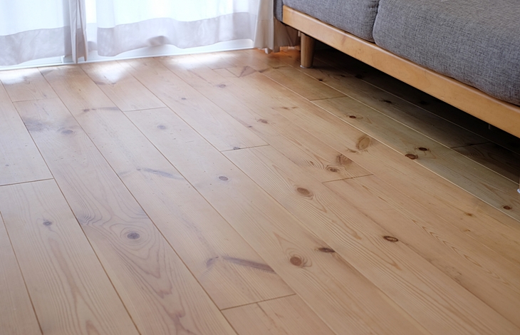 部屋の雰囲気に合わせた色や木目