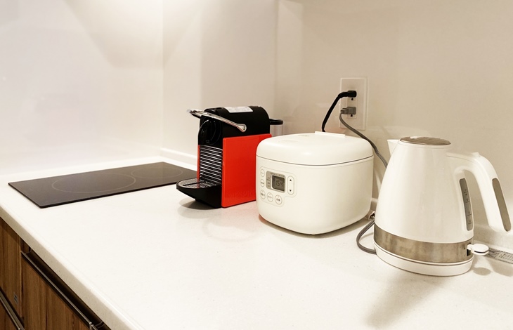 重い鍋や多様な調理家電を効率よく収納するために、パントリー（食品庫）を隣接させる配置も有効な選択肢