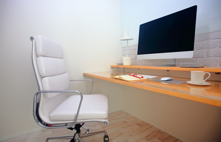 パソコンの種類やモニターの数に合わせて、配線をスッキリと隠せるような設計