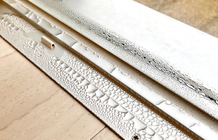 結露を放っておくと、窓枠の木部が腐ってしまったり、カーテンにカビが生えたりして、住む人の健康にも悪影響